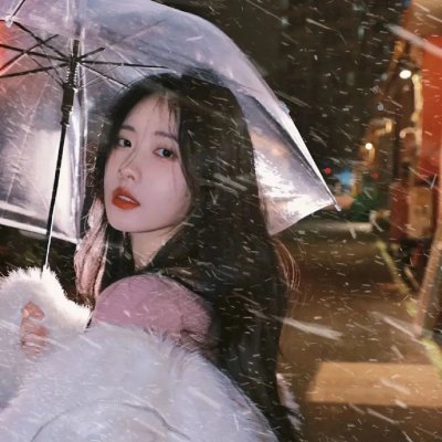 穿风信子蓝的少女